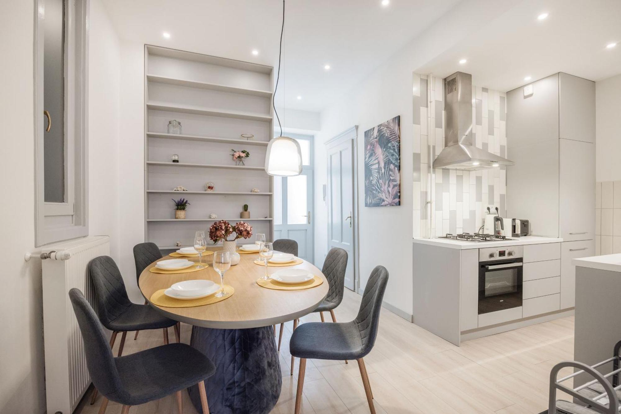 Apartment Elegant Two-bedroom In The Centre *