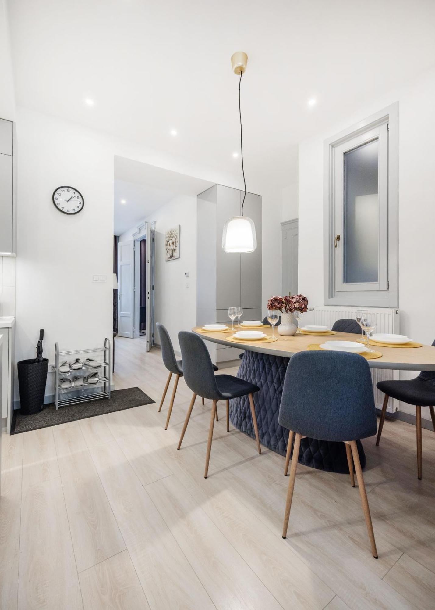 Elegant Two-bedroom In The Centre Apartment *
