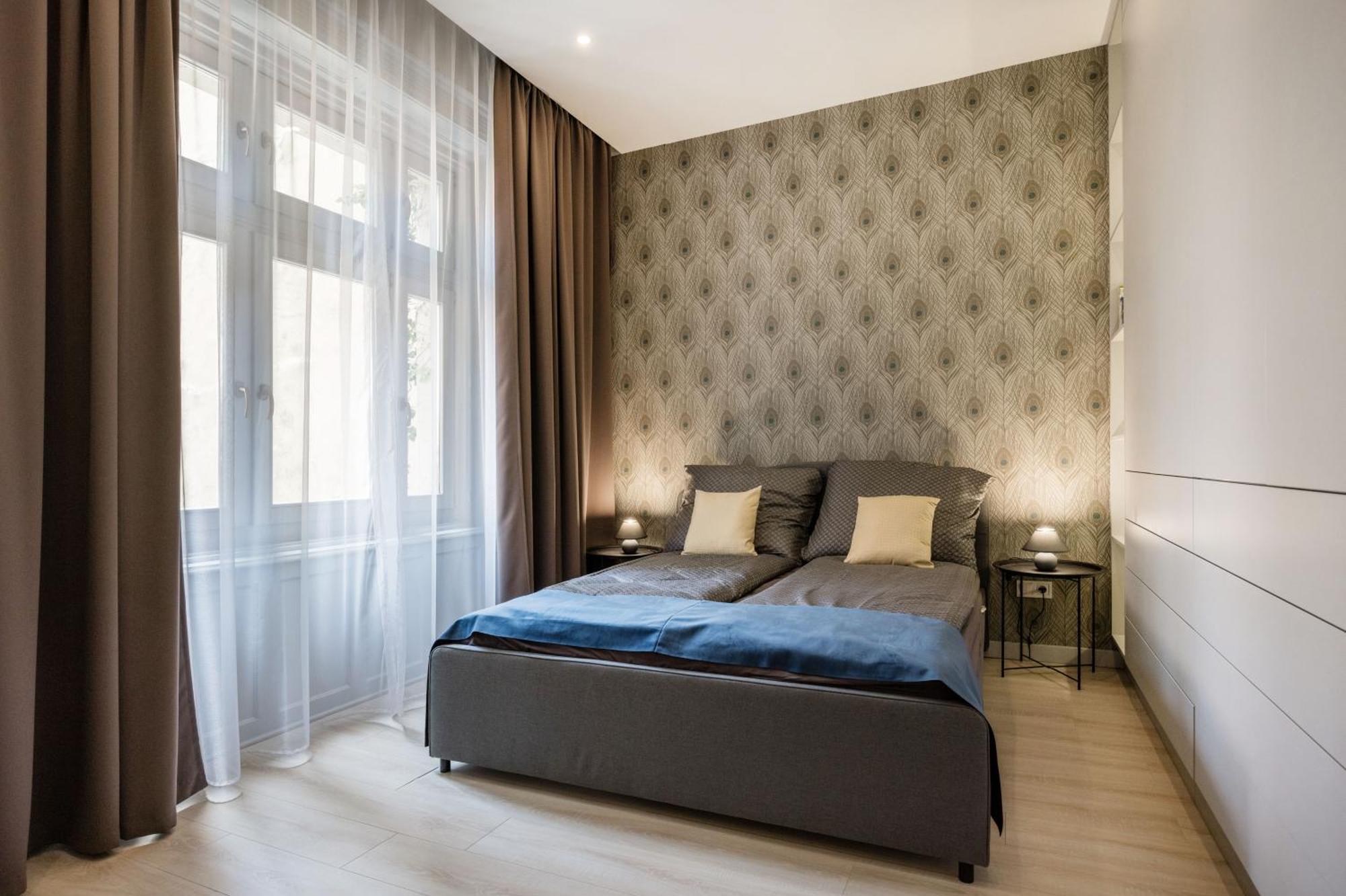 Elegant Two-bedroom In The Centre Apartment